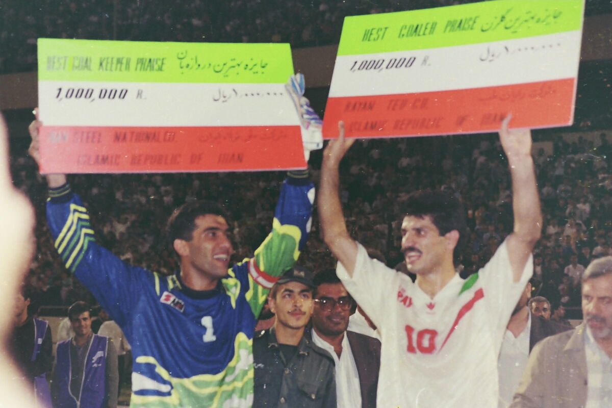 خوشحالی عابدزاده و دایی از بردن جایزه ۱۰۰ هزار تومانی/عکس