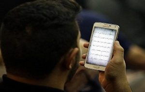 سر گرفتن تلفن همراه به جای قرآن صحیح است؟