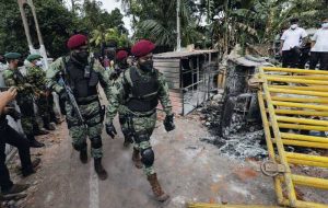 سریلانکا پس از اعتراضات خشونت آمیز به دلیل بحران اقتصادی، وضعیت اضطراری اعلام کرد