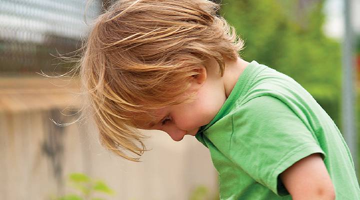 پسربچه ای در حال جویدن لباسش