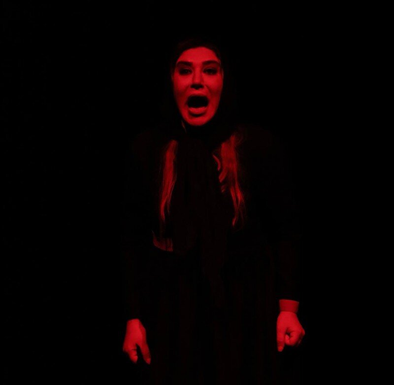 فریادِ شبانه بازیگر «شهرزاد» در پردیس تئاتر شهرزاد/ عکس 