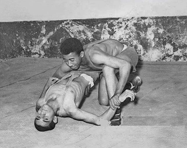 قاب دیده نشده از اسطوره پرسپولیس روی تشک کشتی!/عکس