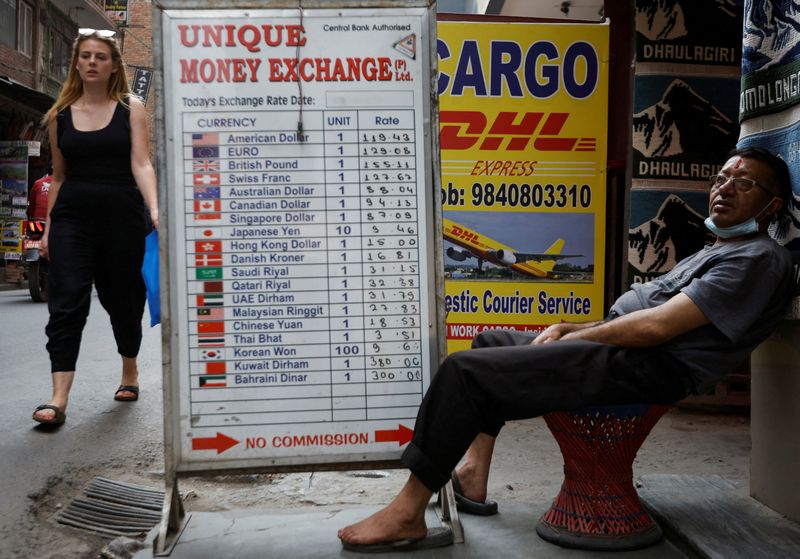 نپال به دنبال کمک اتباع خارج از کشور برای ایجاد ذخایر ارزی در میان مشکلات اقتصادی است