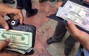 وضعیت مبهم بازار ارز در ایران/ ترفند بازارساز برای قیمت دلار