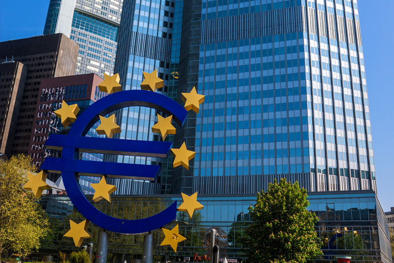 کاهش دلار، افزایش یورو در آستانه نشست بانک مرکزی اروپا
