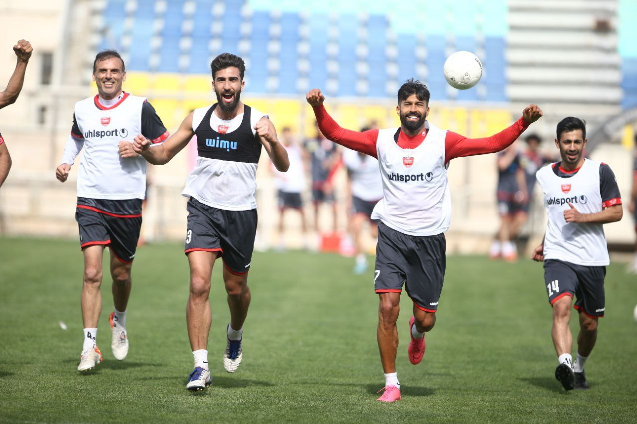 کری خوانی و چهره متفاوت رضاییان در جمع پرسپولیسی‌ها/عکس 