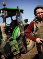 کشاورزان اوکراینی جلیقه های ضد گلوله می پوشند تا مزارع خط مقدم را شخم بزنند