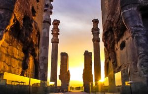 گردهمایی خودروهای کمپینگ در تخت جمشید