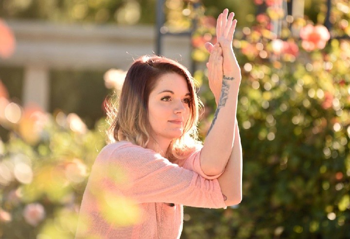 یوگای بارداری - حرکت بازوهای عقاب