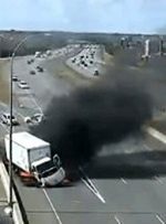انفجار خودرو بعد از برخورد کامیون + فیلم