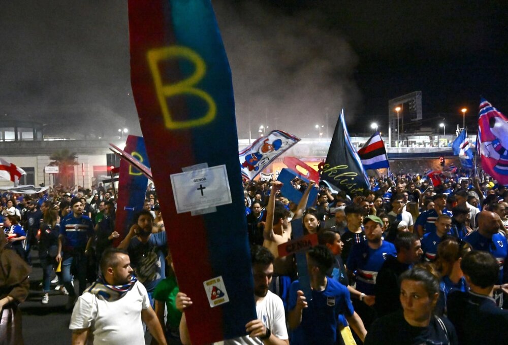 حمل تابوت دشمن دیرینه، انتقامی پس از ۱۱ سال/عکس