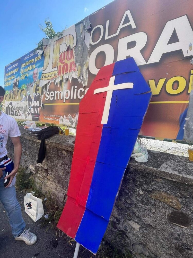 حمل تابوت دشمن دیرینه، انتقامی پس از ۱۱ سال/عکس