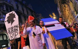 حمل تابوت دشمن دیرینه، انتقامی پس از ۱۱ سال/عکس حمل تابوت دشمن دیرینه، انتقامی پس از ۱۱ سال/عکس