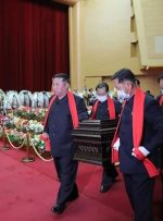 حضور رهبر کره‌شمالی در یک مراسم خاکسپاری در بحبوحه کرونا/عکس