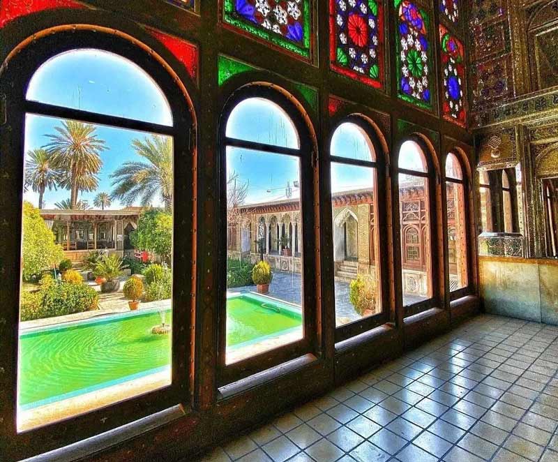 تزئینات داخلی پنجره های چوبی خانه زینت الملک با شیشه های رنگی
