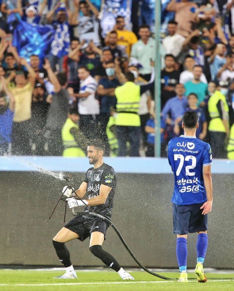 آب‌بازی آقای کلین‌شیت استقلالی‌ها وسط چمن آزادی/عکس