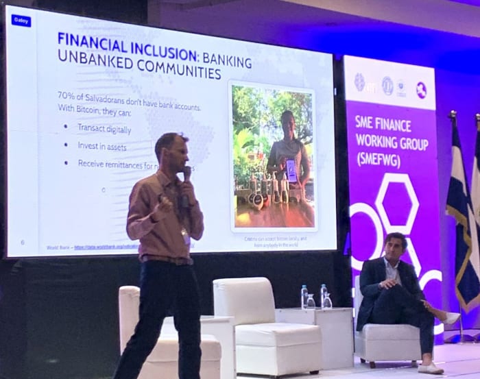 رومن مارتینز (چیمبرا) و نیکلاس بورتی، رهبران جامعه در بیت کوین بیچ، داستان ابتکار عمل را به اشتراک می گذارند و در این رویداد مقدمه ای بر بیت کوین و شبکه لایتنینگ ارائه می دهند.