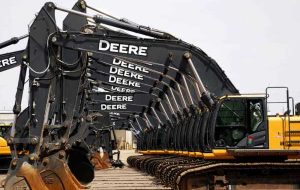 با افزایش تقاضای تجهیزات، Deere پیش بینی سود خود را افزایش داد