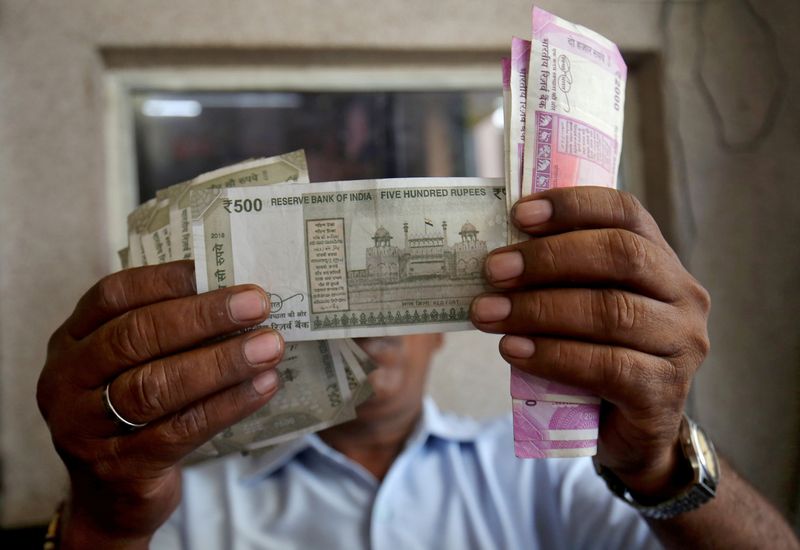 بانک مرکزی هند برای دفاع از روپیه - معامله گران مداخله می کند