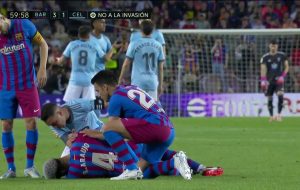 ببینید | لحظه برخورد شدید آرائوخو با گاوی؛ ستاره بارسا دچار ضربه مغزی شد