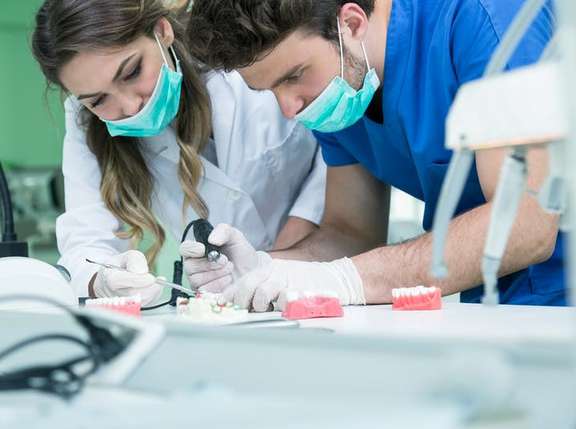 تحصیل دندانپزشکی در ایتالیا : شرایط، مدارک و هزینه