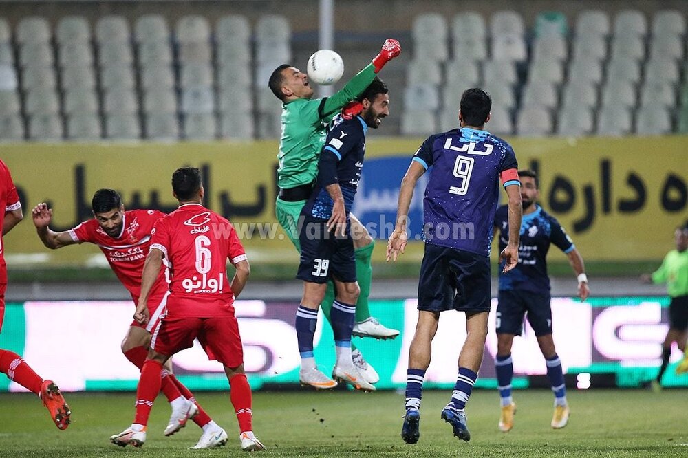 دو فریم از اتفاق حاشیه‌ای بازی پیکان و پرسپولیس