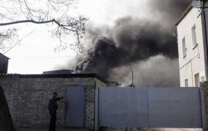 روسیه می گوید اوکراین غیرنظامیان خود را گلوله باران می کند.  برخی تخلیه ها در ماریوپل