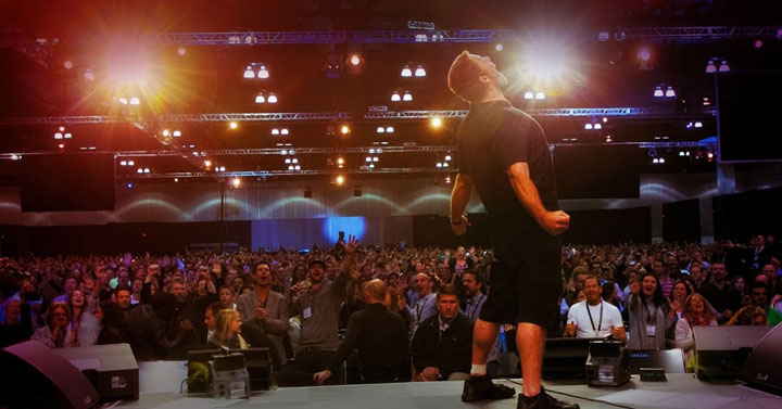 مخاطبی که در سخنرانی انگیزشی با سخنران تعامل می‌کند