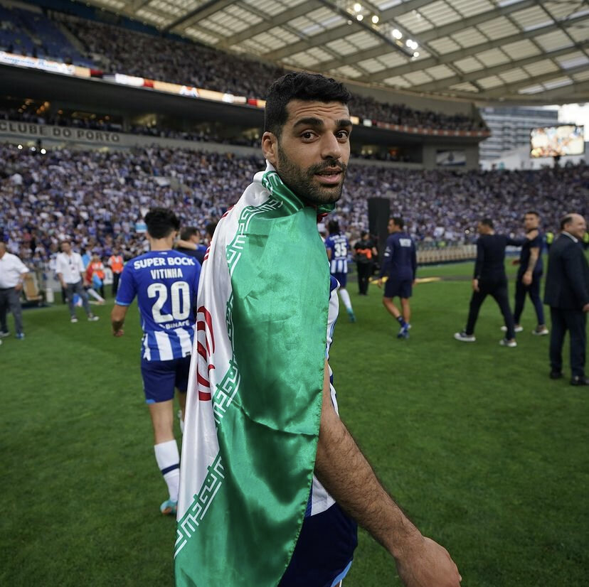 طارمی با پرچم ایران در جشن قهرمانی پورتو/عکس