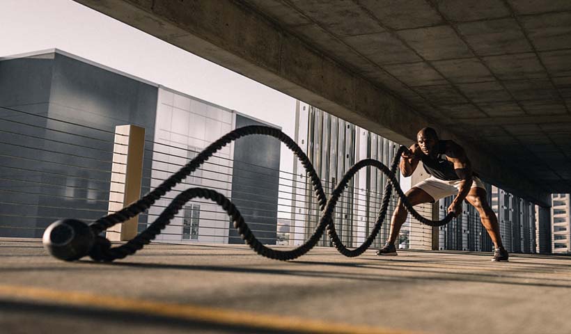 مرد در حال ورزش در مقاله ویزای ورزشی از سایت ویزانیو