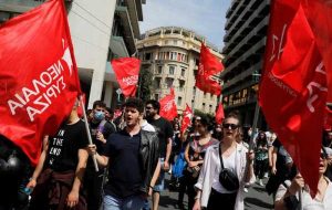 کارگران یونانی در اعتراض به افزایش هزینه انرژی در تظاهرات اول ماه مه اعتراض کردند