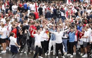 ببینید | ورود یوفا به داستان کتک زدن تماشاچیان انگلیسی فوتبال در فرانسه