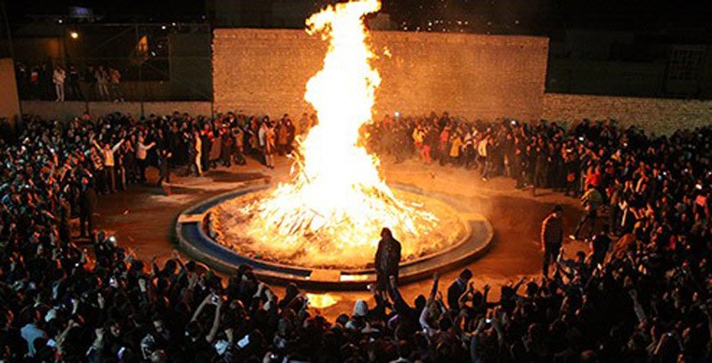 آتش بزرگ جشن سده در میان مردم