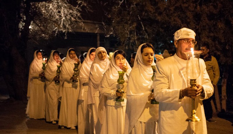 موبد زرتشتی و زرتشتیان در حال دعا خوانی در جشن سده