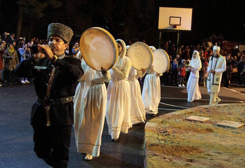 زرتشتیان در حال نواختن سورنا و دف در جشن سده