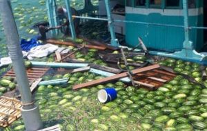 غرق شدن لنج به همراه بار هندوانه در خلیج فارس! + فیلم