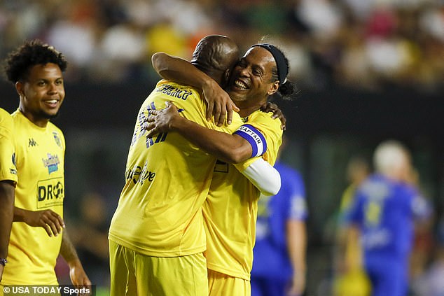 نبرد رونالدینیو و روبرتو کارلوس در میامی/عکس