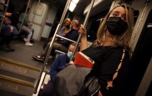 سقوط یک زن روی ریل مترو پس از تشنج + فیلم