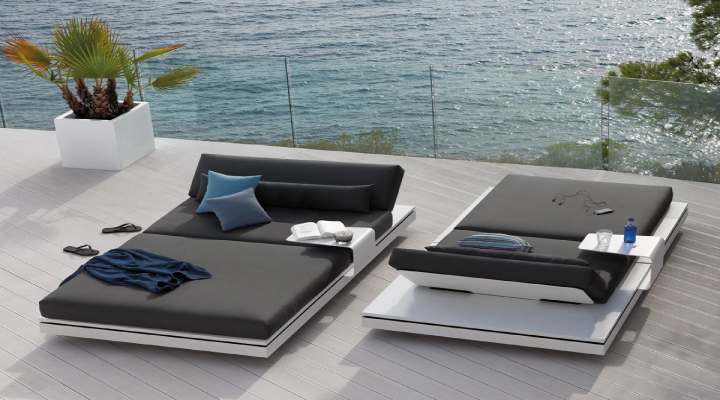 آفتاب گرفتن در کنار دریا