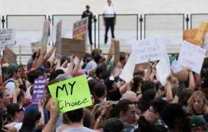 با سرنگونی رو، دموکرات های ایالات متحده نبرد سقط جنین را به انتخابات میان دوره ای نوامبر تبدیل کردند با سرنگونی رو، دموکرات های ایالات متحده نبرد سقط جنین را به انتخابات میان دوره ای نوامبر تبدیل کردند
