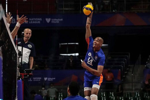 ببینید | شرط بندی ۱۰۰ دلاری ستاره هلندی زیر تور والیبال!