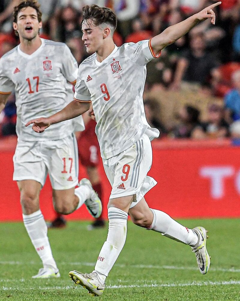 تاریخ‌سازی ستاره ۱۷ ساله در لاروخا/عکس