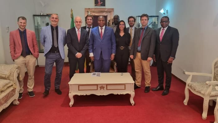 گروهی از فعالان بیت کوین به جمهوری آفریقای مرکزی سفر کردند تا با رئیس جمهور این کشور ملاقات کنند و در مورد مسیرهای پذیرش بیت کوین گفتگو کنند.