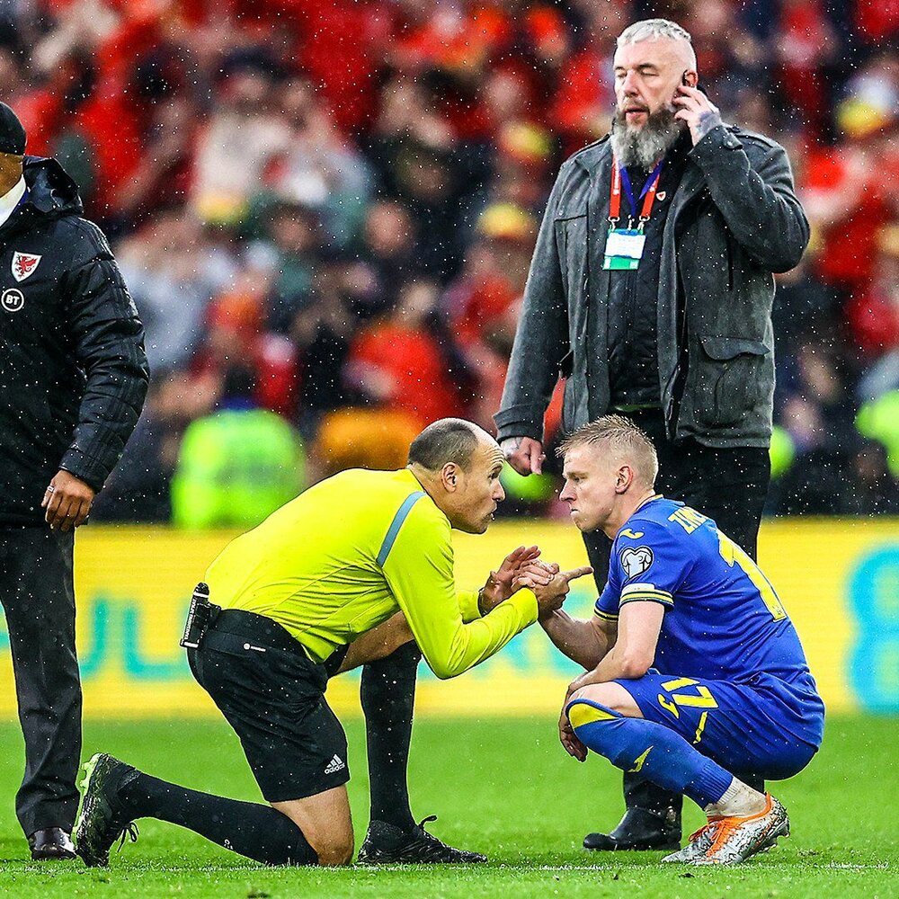 دلداری داور به بازیکن ناکام پلی‌آف جام جهانی/عکس