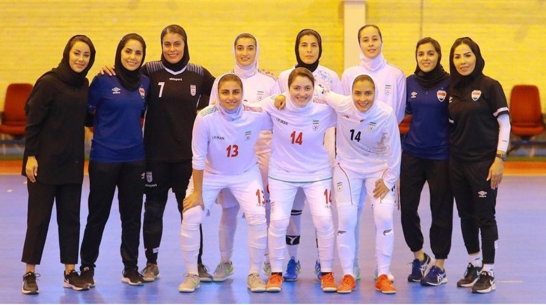 عجیب‌ترین بازی تیم زنان؛ دو تیم و یک مربی!/عکس
