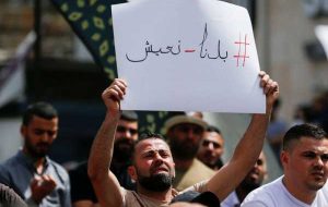فلسطینیان در آستانه اعتصاب علیه افزایش قیمت ها تظاهرات کردند