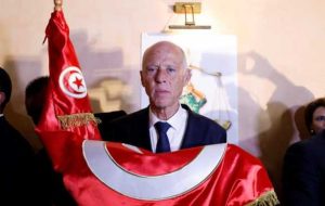 قضات تونس پس از اخراج 57 قاضی توسط رئیس جمهور، کار در دادگاه ها را به مدت یک هفته تعلیق کردند