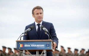 مکرون فرانسه به دنبال راهی برای نجات اکثریت حاکم است