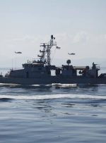 نزدیک شدن قایق‌های ایرانی در خلیج فارس به کشتی‌های آمریکایی