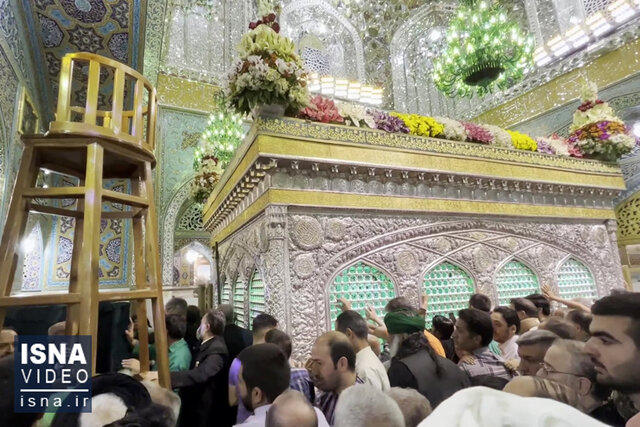 ویدئو / تعویض گلدان‌های ضریح امام رضا (ع)